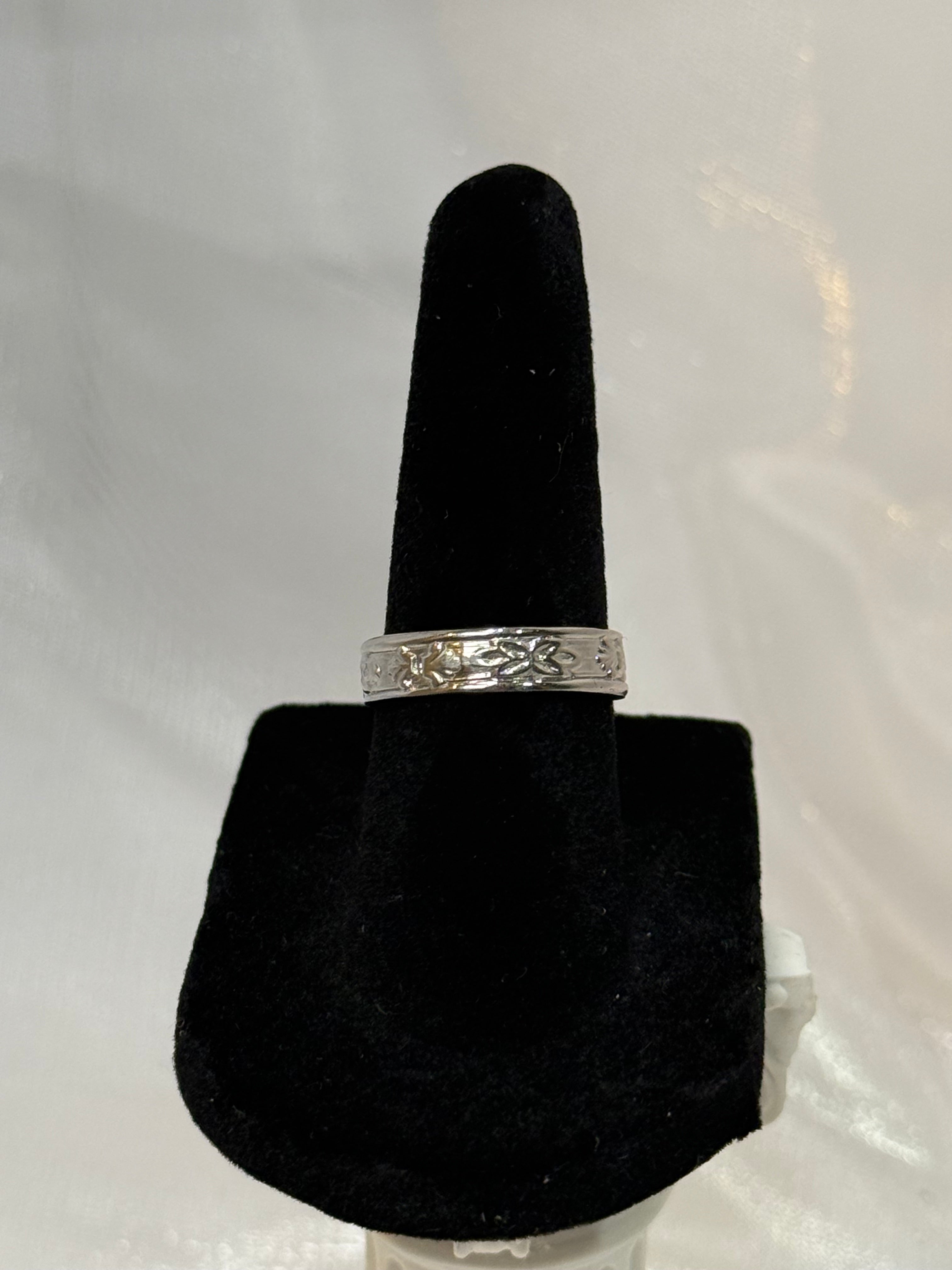 Subtle Floral Design Silver Band Ring Size 6